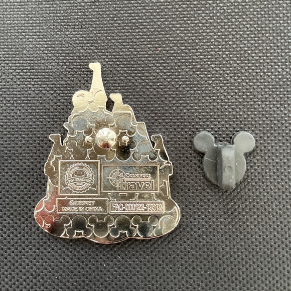 Donald Duck & Daisy Duck Disneyland Castle Pin DLR - Picture 4 of 8